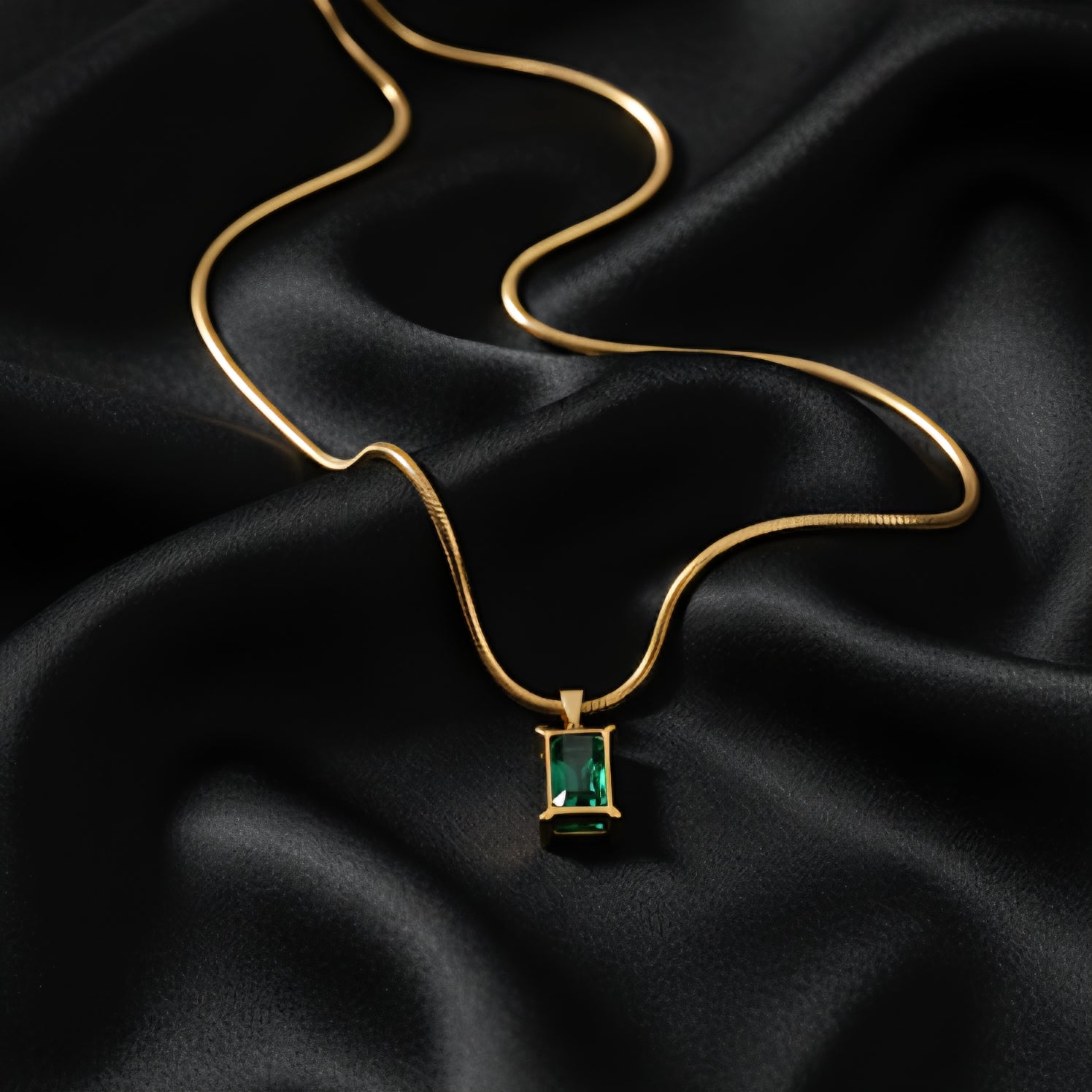 Emerald Minimal Pendant